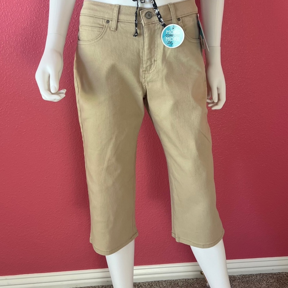 Lee three quarter pants Size:30w.